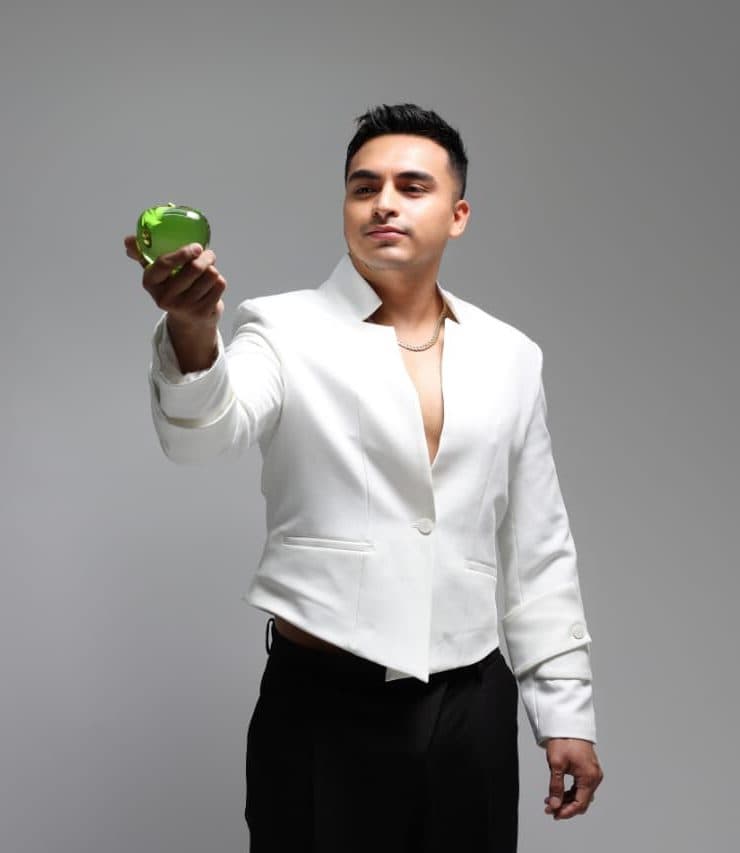 Dr. Eustorgio Juárez sosteniendo una manzana